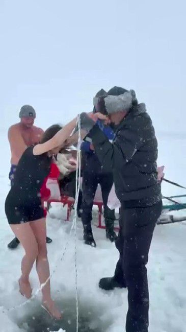 Kars'ta bir kadın Çıldır Gölü'nün buz gibi suyuna girdi