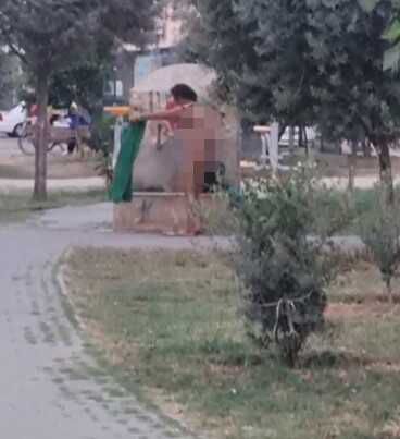 Madde bağımlısı kadın çocukların önünde çeşmede banyo yaptı