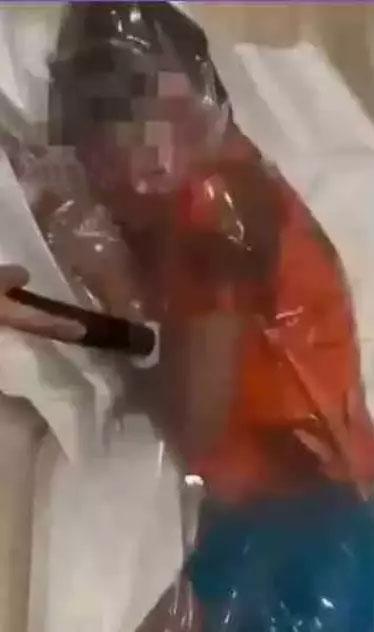 Beğeni uğruna vakumlu torbaya hapsettiği oğluna dehşeti yaşattı