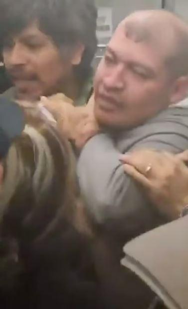 Kokpite girerek uçağı kaçırmaya çalışan yolcu, diğer yolcular tarafından etkisiz hale getirildi