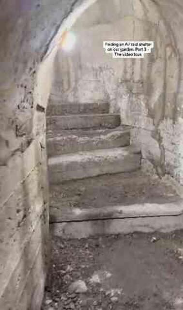 Evinin arka bahçesindeki taşı kaldıran İngiliz anne, II. Dünya savaşından kalma bomba sığınağı buldu