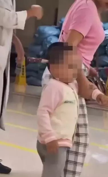 Üç yaşındaki kız çocuğu, başına saplanan bıçakla hastaneye yürüyerek gitti