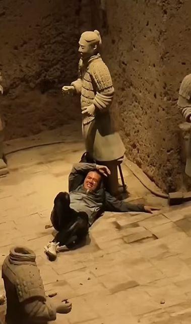 Turist, güvenlik bariyerlerini aşıp 2.000 yıllık heykellere zarar verdi