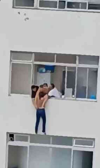 Brezilya'da 16. katta asılı kalan kadını komşular kurtardı