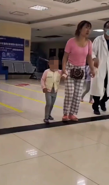 Üç yaşındaki kız çocuğu, başına saplanan bıçakla hastaneye yürüyerek gitti