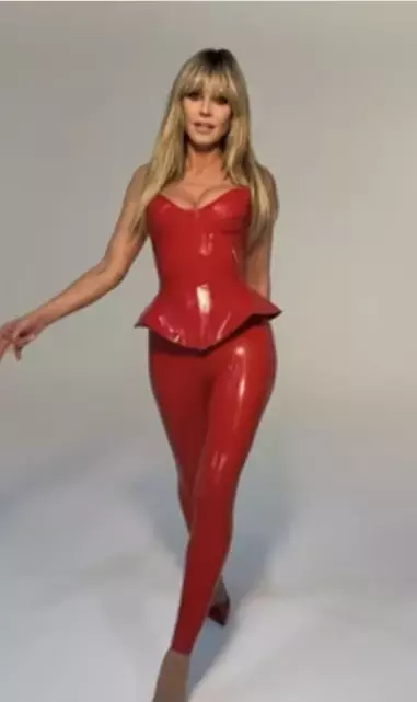 سوپرمدل هایدی کلوم با ترکیب جسورانه لاتکس خود در مقابل دوربین مسحور کننده بود