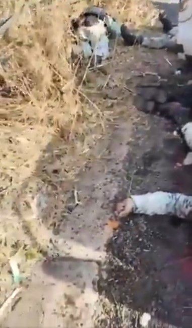 İşte Meksika'dan ilk görüntüler! Polisleri öldürüp yol kenarına attılar