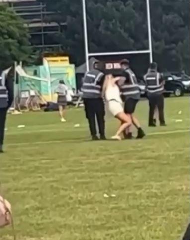 Sahaya giren güzellik kraliçesi, güvenlik görevlisine ırkçı saldırıda bulundu