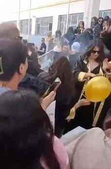 O anlar kamerada! Okuldaki mezuniyet kutlamasında helyum gazlı balon patladı
