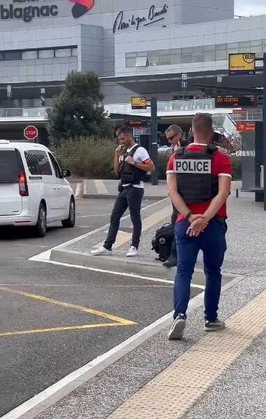 Fransa'da Altı Havalimanı Bomba Tehditleri Nedeniyle Tahliye Edildi, Berlin'de Sinagog Ateşe Verildi