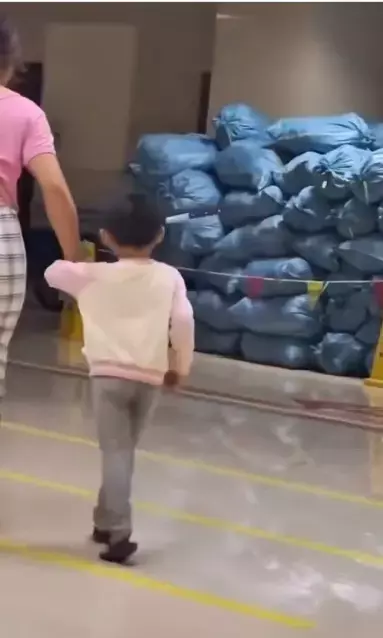 Üç yaşındaki kız çocuğu, başına saplanan bıçakla hastaneye yürüyerek gitti