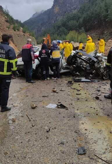 Son Dakika: Adana'da heyelan nedeniyle üzerine kaya devrilen otomobildeki 4 öğretmen hayatını kaybetti