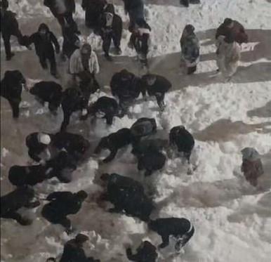 Kentte 'çatı çığı' kabusu! Öğrenci kar altında kaldı, elektrikler kesildi