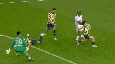 Fenerbahçeliler çılgına döndü! İstanbulspor'a verilen penaltı kıyameti kopardı