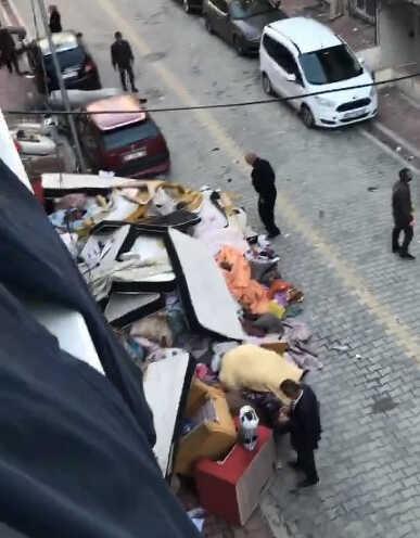 4 katlı binayı düzensiz göçmenlere kiralayan ev sahibi, baskınlardan usanınca yüzlerce yatak ve ranzayı camdan fırlattı