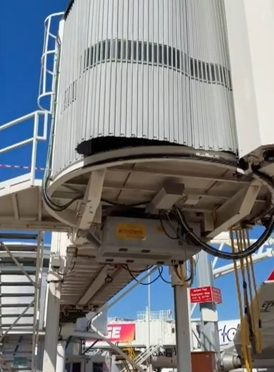 Körükten düşen kadın havalimanı çalışanı ağır yaralandı