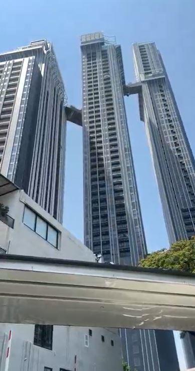 Kahraman baba, deprem sırasında bir gökdelenden diğerine atlayarak ailesini kurtardı