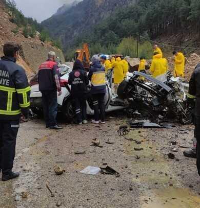 Son Dakika: Adana'da heyelan nedeniyle üzerine kaya devrilen otomobildeki 4 öğretmen hayatını kaybetti