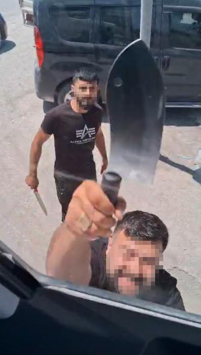Hatay'da Yol Verme Tartışması Kanlı Bitti: Sürücü Satırla Saldırdı