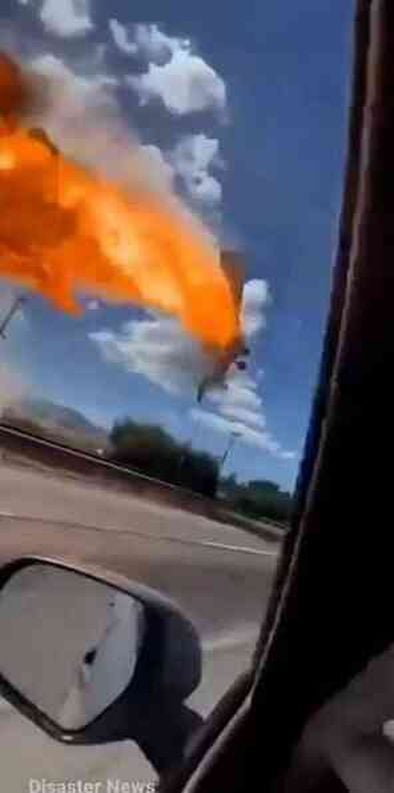 Şili'de yangına müdahale eden yangın uçağı elektrik kablolarına çarptı. Alev topuna dönen uçağın pilotu feci şekilde hayatını kaybetti