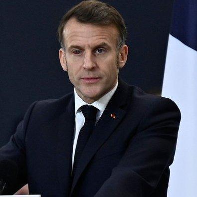 Macron'dan şaşırtan görüntü: Toplantıya güneş gözlüğü ile katıldı