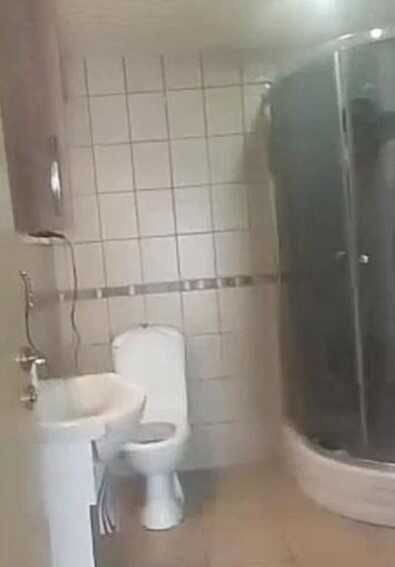7 yaşındaki kızını sevgilisiyle duşa sokup, o anları canlı yayınladı! Her şey babanın şikayetiyle ortaya çıktı