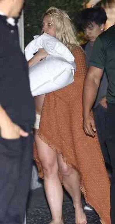 Çıplak ayaklarıyla battaniyeye sarılı şekilde görüntülenen ünlü yıldız Britney Spears, endişelere neden oldu