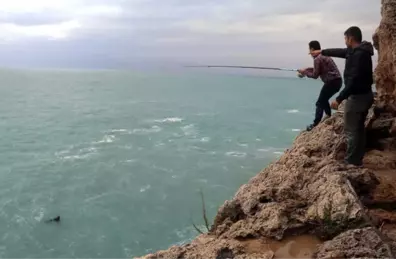 Denize Düşen Balıkçı Oltaya Takılarak Hayata Tutundu