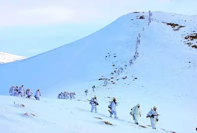 Van'daki Terör Operasyonunda PKK'ya Büyük Darbe! Mehmetçik, Karlı Dağları Didik Didik Aradı