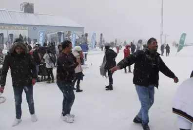 Uludağ'da Tatilciler, Dans Ederek Isındı