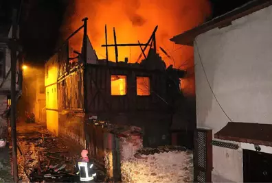 Safranbolu'da 2 Tarihi Konak Alevlere Teslim Oldu