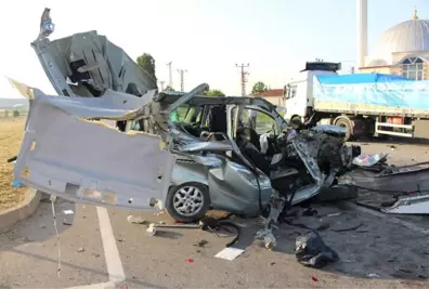 Memleketine Giden Ailenin İçinde Bulunduğu Araç TIR'a Çarptı: 3 Ölü, 6 Yaralı