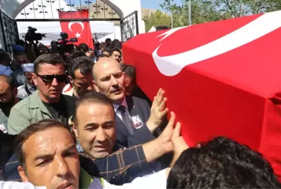 Diyarbakır Şehidini 'Kahrolsun PKK' Sloganları ile Son Yolculuğuna Uğurladı