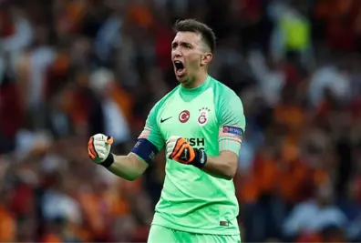 Galatasaray'ın Uruguaylı Kalecisi Fernando Muslera, Mondragon ve Popescu'nun Rekoruna Ortak Oldu