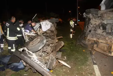 Muğla'da Kamyon ile Otomobil Birbirine Girdi! 2 Ölü, 1 Yaralı