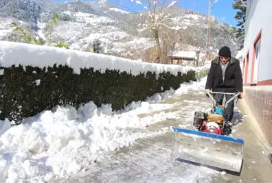 Yazın Ot Biçtikleri Makine ile Kışın Kar Temizliyorlar