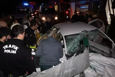 TEM'de Feci Kaza! Otomobil Bariyerlere Ok Gibi Saplandı