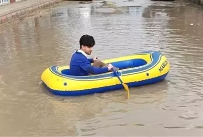 Hatay'da Vatandaşlar Göle Dönen Sokakta Botla Gezdi