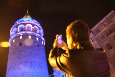 İstanbul'un Simgeleri Maviye Büründü