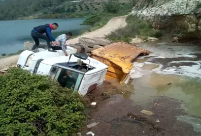 Mersin'de Yol Çöktü, Kamyon Devrildi