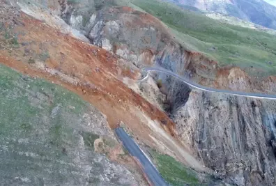 Depremle Gelen Heyelan İlçeye Bağlantı Yolunu Kapattı