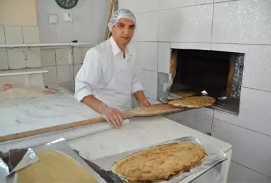 Simav'ın 3 Asırlık Tahinli Pidesi Yoğun İlgi Görüyor