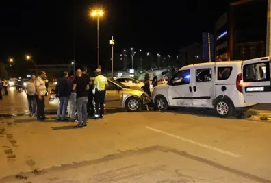 Polis aracına çarpıp kaçan sürücü kamyonetin altında yakalandı