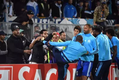 UEFA, Taraftara Tekme Atan Marsilyalı Patrice Evra'ya 7 Ay Men Cezası Verdi