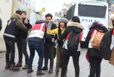 Taksim Meydanı'na Çıkan Yollar Trafiğe Kapatıldı, Polis Tek Tek Arama Yapıyor