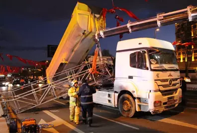 Vatan Caddesi'nde İnanılmaz Kaza! Yanlışlıkla Damperi Açılan Kamyon, Trafik Direğini Devirdi