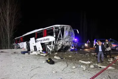 Yolcu Otobüsü Önce Ağaçlara, Sonra İstinat Duvarına Çarptı: 2 Ölü, 33 Yaralı