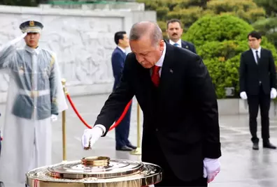 Güney Kore'de Ulusal Mezarlığı Ziyaret Eden Erdoğan, Beyaz Eldiven Takıp Tütsü Yaktı