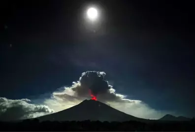 Endonezya'da Agung Yanardağı Harekete Geçti