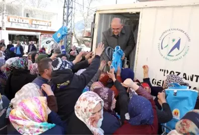 Belediye Başkanı'nın Pazar Arabası Dağıtımı, İzdihama Neden Oldu